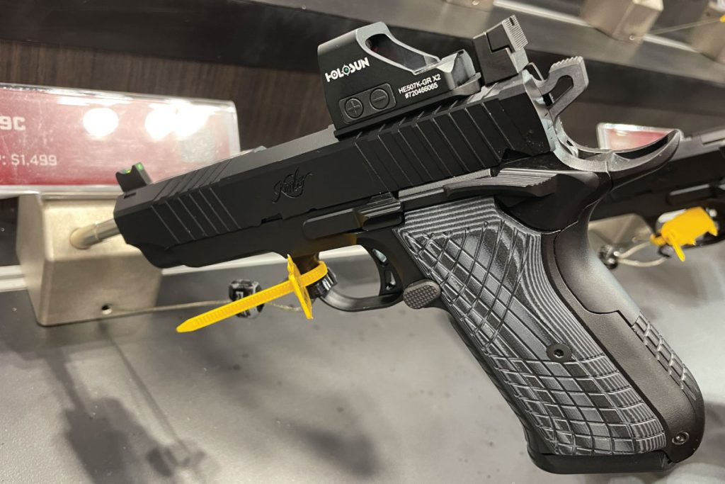 Kimber KDS9C is a modern single-action masterpiece. Saving weight via an alloy frame, the 4-inch barrel is fully fluted, crowned, and ramped. - GunBroker.com