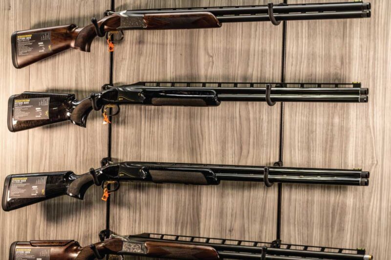 Trap-ready 825 sporting model with Invector-DS choke system and mechanical trigger for consistent performance.