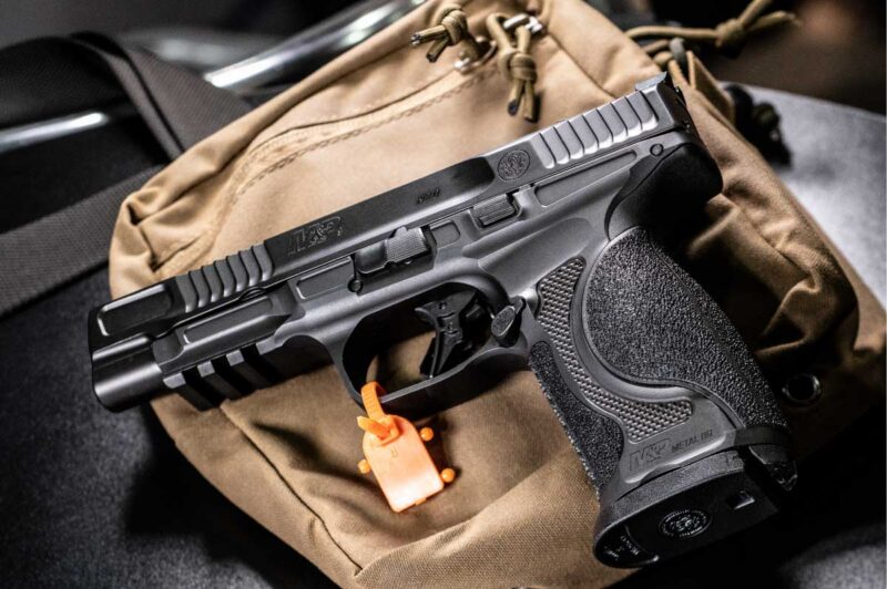 With 17+1 capacity and steel frame durability, the M&P9 Metal HD is built for serious use.