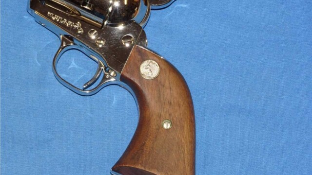 COLT-Single-Action-Army-SAA-Revolver,-5-1-2'-Bbl,-Nickel-.44-40-Custom-Shop_wooden_grip_detail