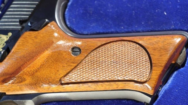 Colt-Model-S-Huntsman-Pistol-22LR-TARGET-Custom-Master's-Edition_grip