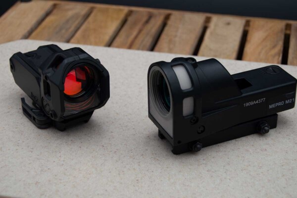 The size and weight difference becomes pretty obvious as soon as you set the M22 (left) next to the older M21 optic. Meprolight-M22-versus-Meprolight-M21-GunBroker